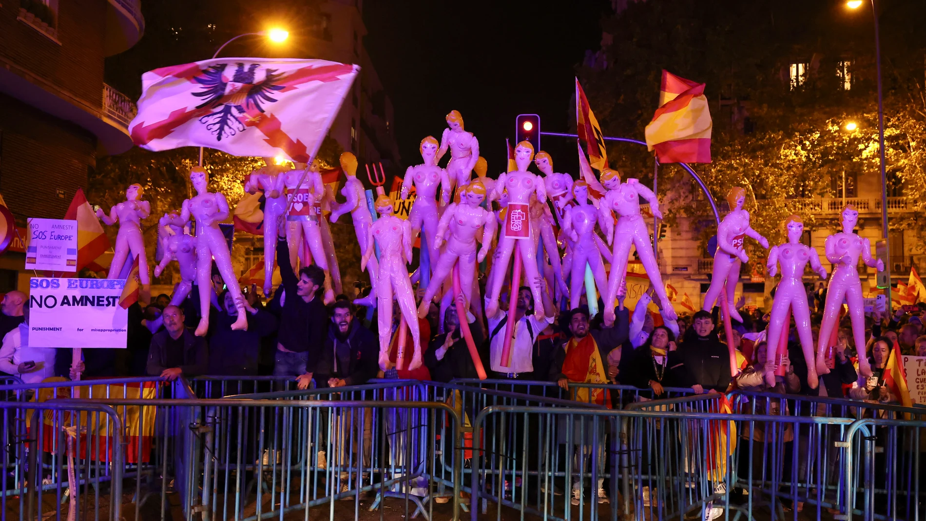 Decenas de personas protestan en Ferraz con muñecas hinchables en la  víspera de la investidura