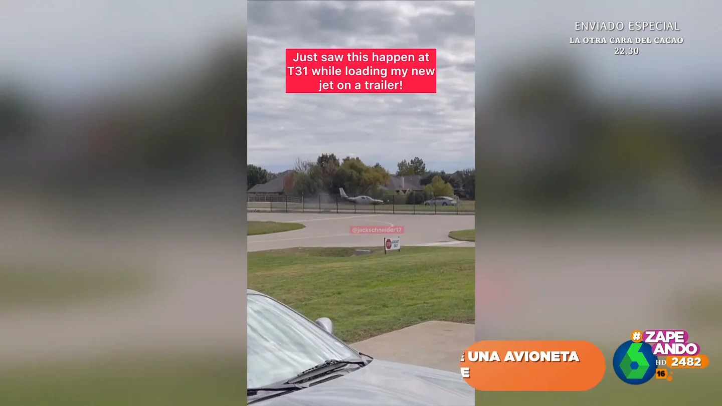 El impactante momento en el que una avioneta se sale de la pista de aterrizaje y arrolla a un coche El impactante momento en el que una avioneta se sale de la pista de aterrizaje y arrolla a un coche