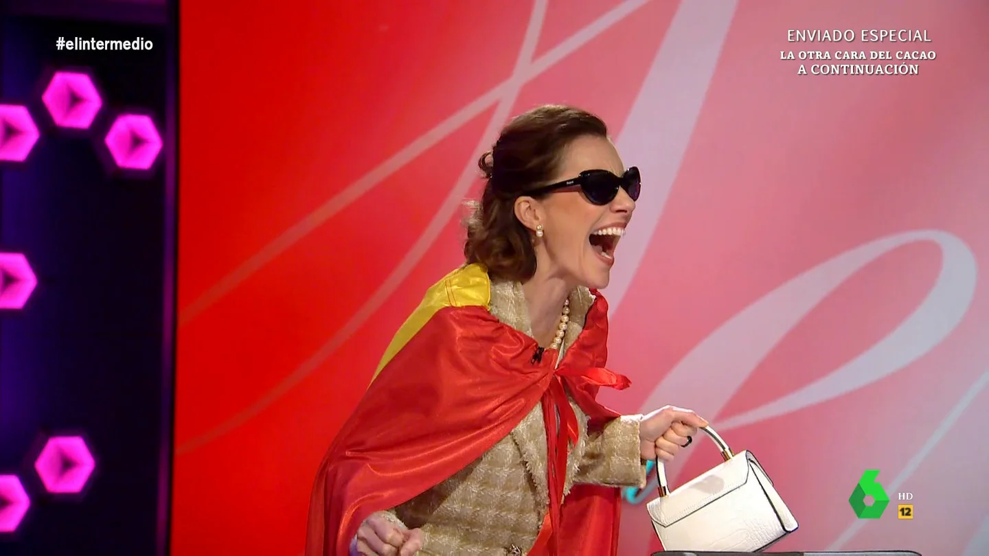 Cristina Gallego encarna a la 'señora bien' y lanza el grito más viral de las protestas: "¡Sánchez al paredón y Marlaska m****!" Cristina Gallego encarna a la 'señora bien' y lanza el grito más viral de las protestas: "¡Sánchez al paredón y Marlaska m****!"