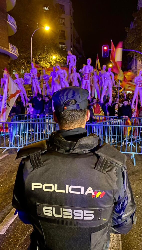 Muñecas de plástico en la manifestación de Ferraz