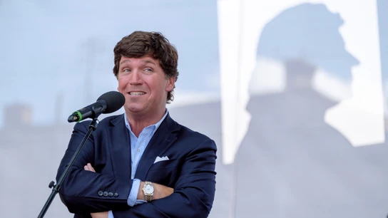 Tucker Carlson, en un evento político organizado en Hungría en agosto de 2021 Tucker Carlson, en un evento político organizado en Hungría en agosto de 2021