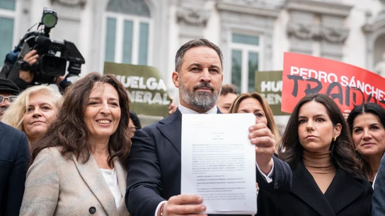 El líder de Vox, Santiago Abascal, posa con la querella interpuesta contra Pedro Sánchez El líder de Vox, Santiago Abascal, posa con la querella interpuesta contra Pedro Sánchez