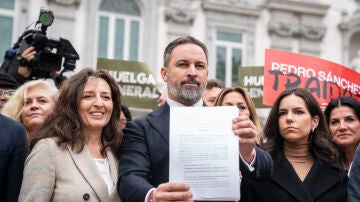 El líder de Vox, Santiago Abascal, posa con la querella interpuesta contra Pedro Sánchez