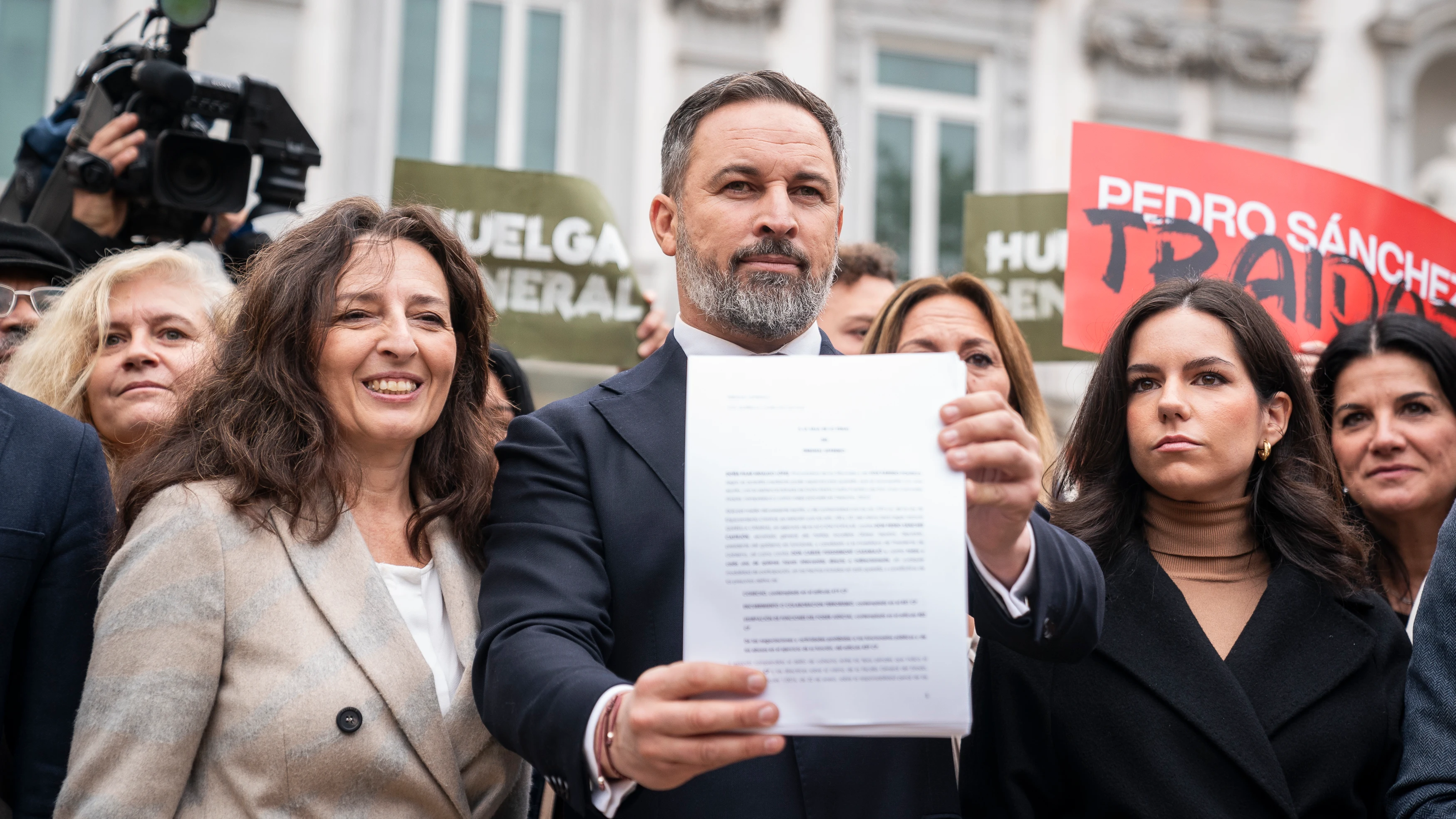 El líder de Vox, Santiago Abascal, posa con la querella interpuesta contra Pedro Sánchez