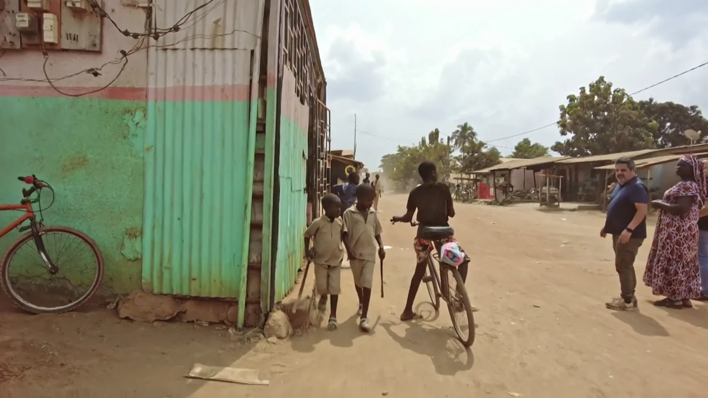 La impactante imagen de dos niños con machetes al salir del colegio alucina a Jalis de la Serna: "Van a ayudar a la plantación de cacao" La impactante imagen de dos niños con machetes al salir del colegio alucina a Jalis de la Serna: "Van a ayudar a la plantación de cacao"