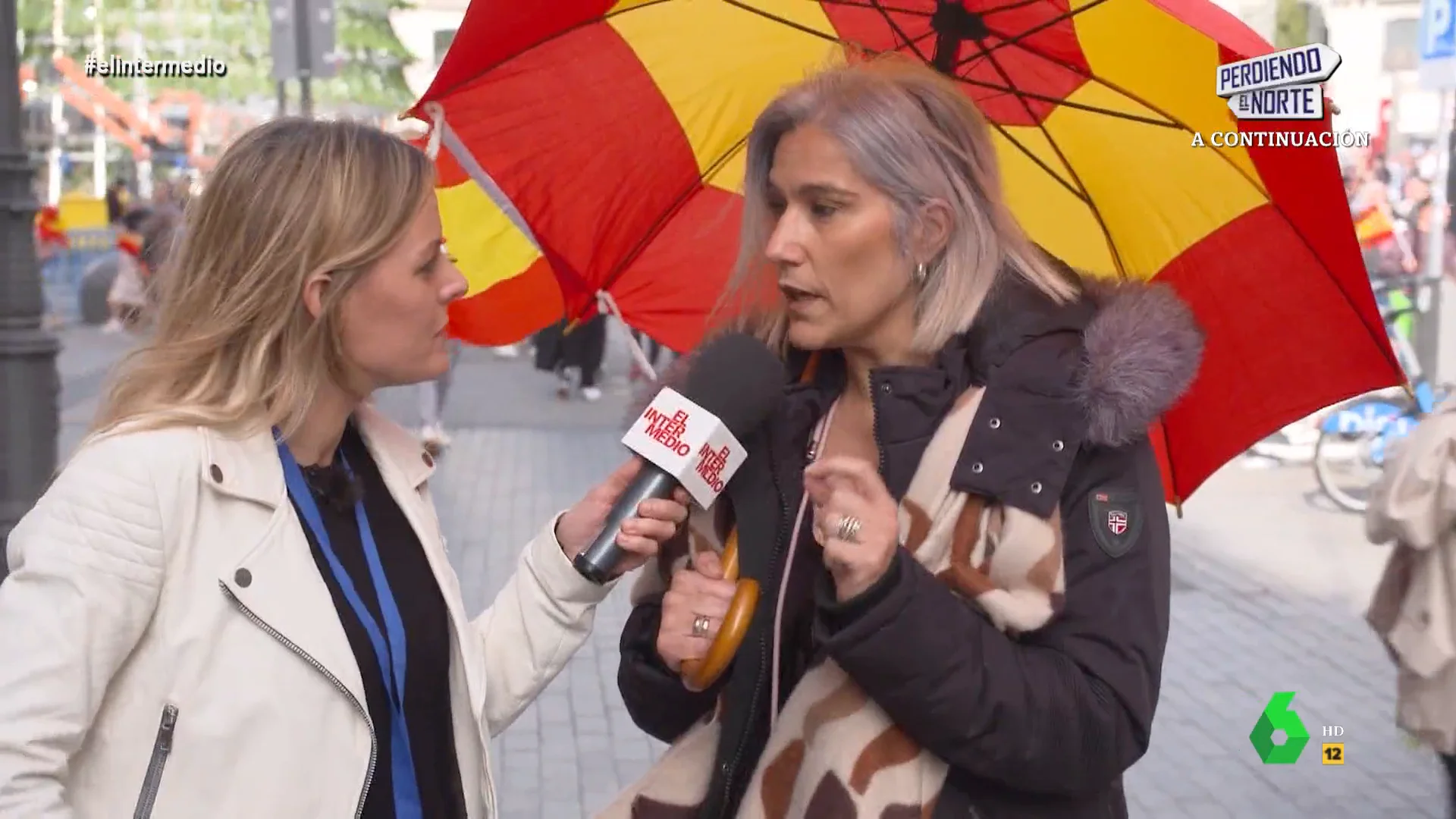 Andrea Ropero conversa con algunos manifestantes de la protesta del pasado domingo contra la ley de amnistía. Una de ellas afirma en este vídeo de El Intermedio que "va a hacer que haya ciudadanos de primera y de segunda".