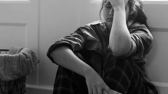 Una chica triste con su móvil Una chica triste con su móvil