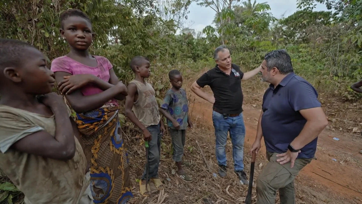 "Mi papá no tiene dinero para mandarme al cole": el demoledor testimonio de los niños de las plantaciones de cacao de Costa de Marfil "Mi papá no tiene dinero para mandarme al cole": el demoledor testimonio de los niños de las plantaciones de cacao de Costa de Marfil