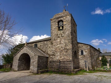 Iglesia de Santa María la Real en el pueblo de O Cebreiro, en Lugo