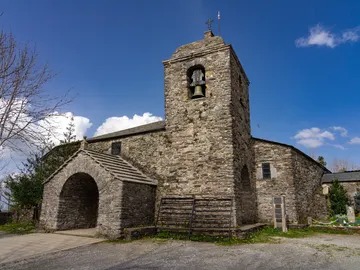 Iglesia de Santa María la Real en el pueblo de O Cebreiro, en Lugo Iglesia de Santa María la Real en el pueblo de O Cebreiro, en Lugo