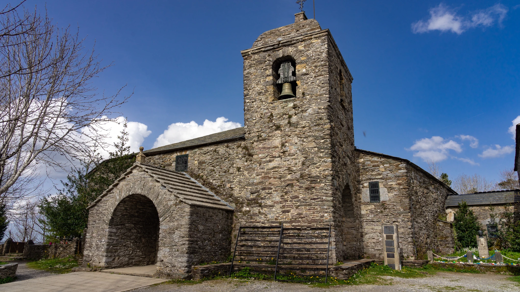 Iglesia de Santa Mar&iacute;a la Real en el pueblo de O Cebreiro, en Lugo
