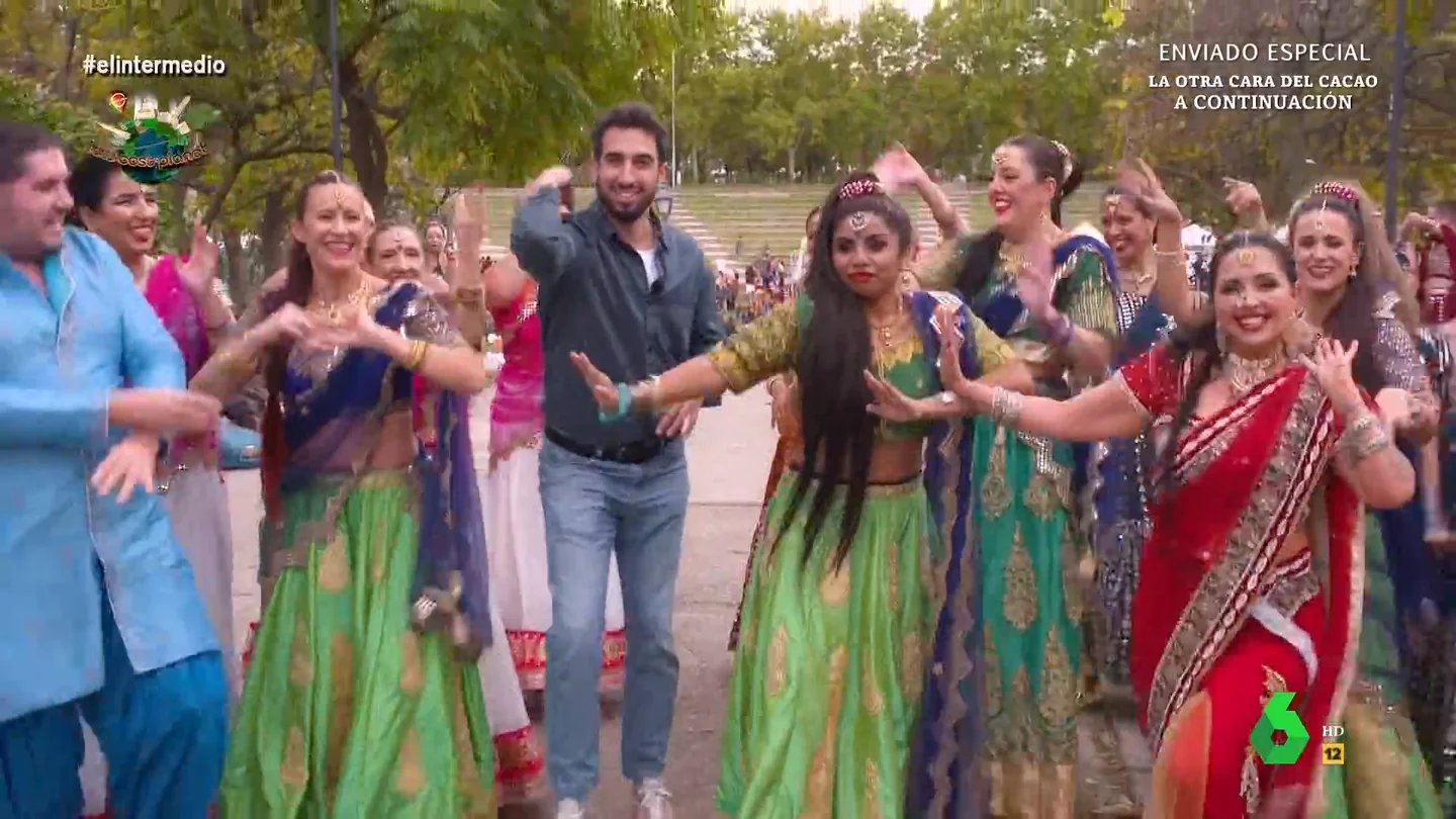 Isma Juárez se atreve a bailar Bollywood en el año nuevo hindú Isma Juárez visita las celebraciones en Madrid del año nuevo hindú, o Diwali, donde se atreve con una de las cosas más famosas de la India: sus bailes estilo 'Bollywood'. ¿Lo hará bien el reportero de El Intermedio? La respuesta en este vídeo.