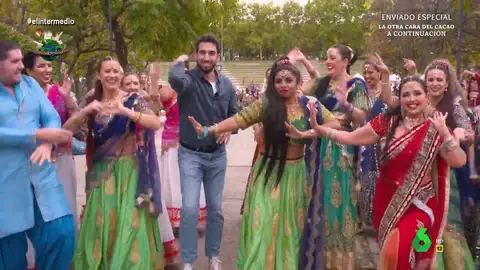 Isma Juárez visita las celebraciones en Madrid del año nuevo hindú, o Diwali, donde se atreve con una de las cosas más famosas de la India: sus bailes estilo 'Bollywood'. ¿Lo hará bien el reportero de El Intermedio? La respuesta en este vídeo.