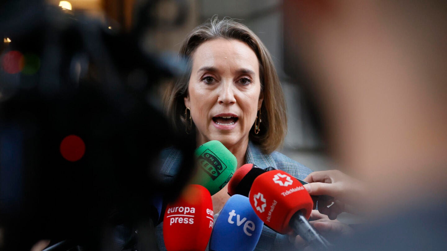 La portavoz parlamentaria del PP, Cuca Gamarra, en declaraciones ante el Congreso, este miércoles en Madrid. 