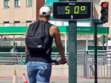 Un termómetro marca 50 ºC en una ciudad el pasado verano Un termómetro marca 50 ºC en una ciudad el pasado verano