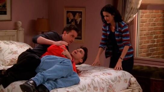 Matthew Perry, Matt LeBlanc y Courteney Cox en la escena de 'Friends' en la que Joey descubre la relaci&oacute;n de Monica y Chaendler.