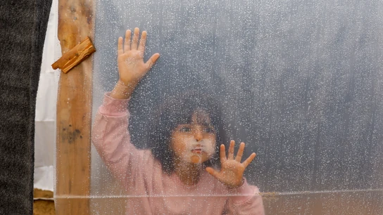 Una niña palestina refugiada en un campamento en Khan Younis, en el sur de la Franja de Gaza, 15 de noviembre de 2023. Una niña palestina refugiada en un campamento en Khan Younis, en el sur de la Franja de Gaza, 15 de noviembre de 2023.