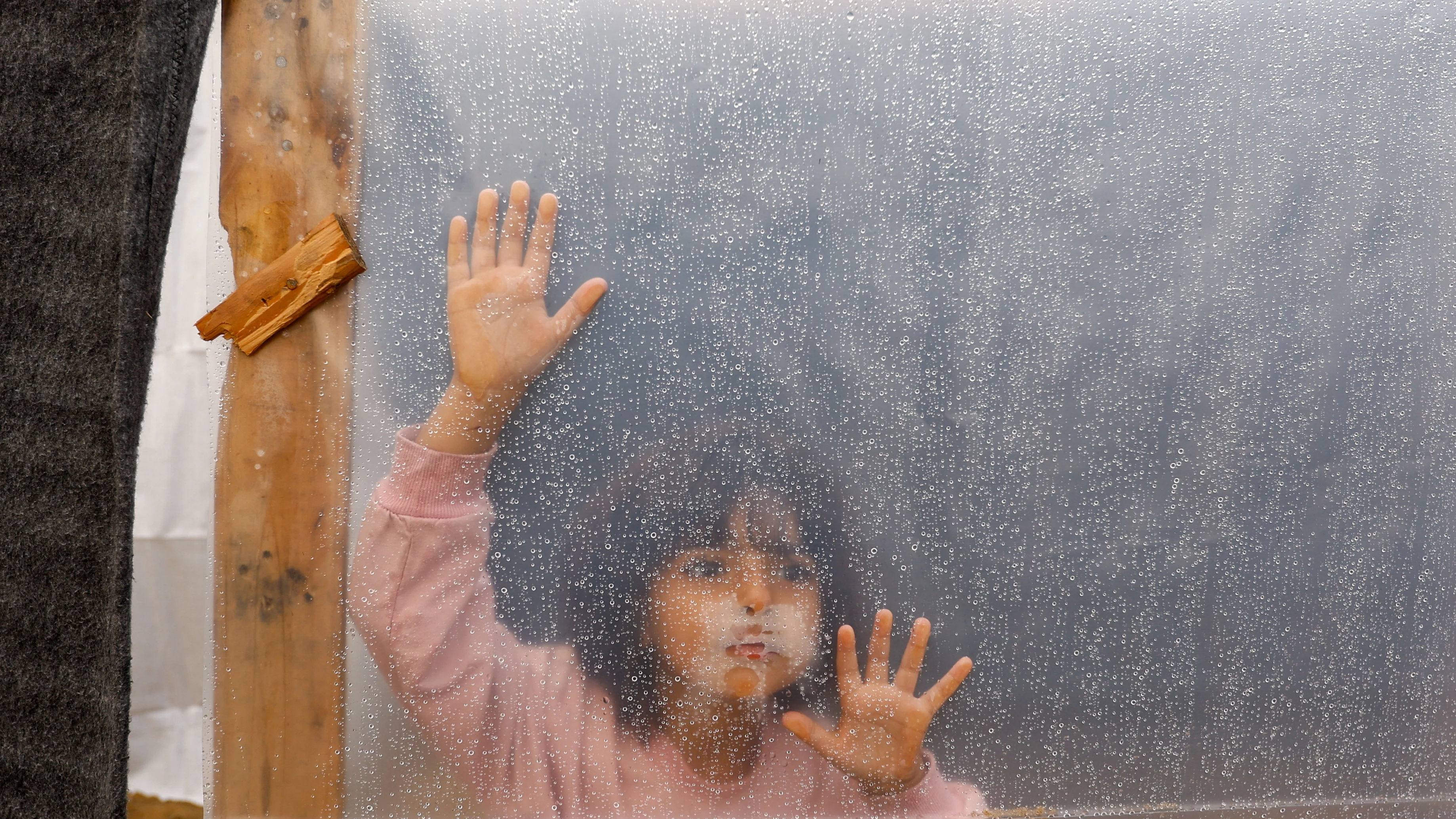 Una niña palestina refugiada en un campamento en Khan Younis, en el sur de la Franja de Gaza, 15 de noviembre de 2023.