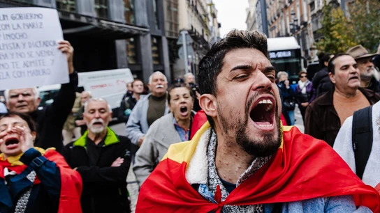 Varias personas durante una concentración contra la investidura de Pedro Sánchez Varias personas durante una concentración contra la investidura de Pedro Sánchez