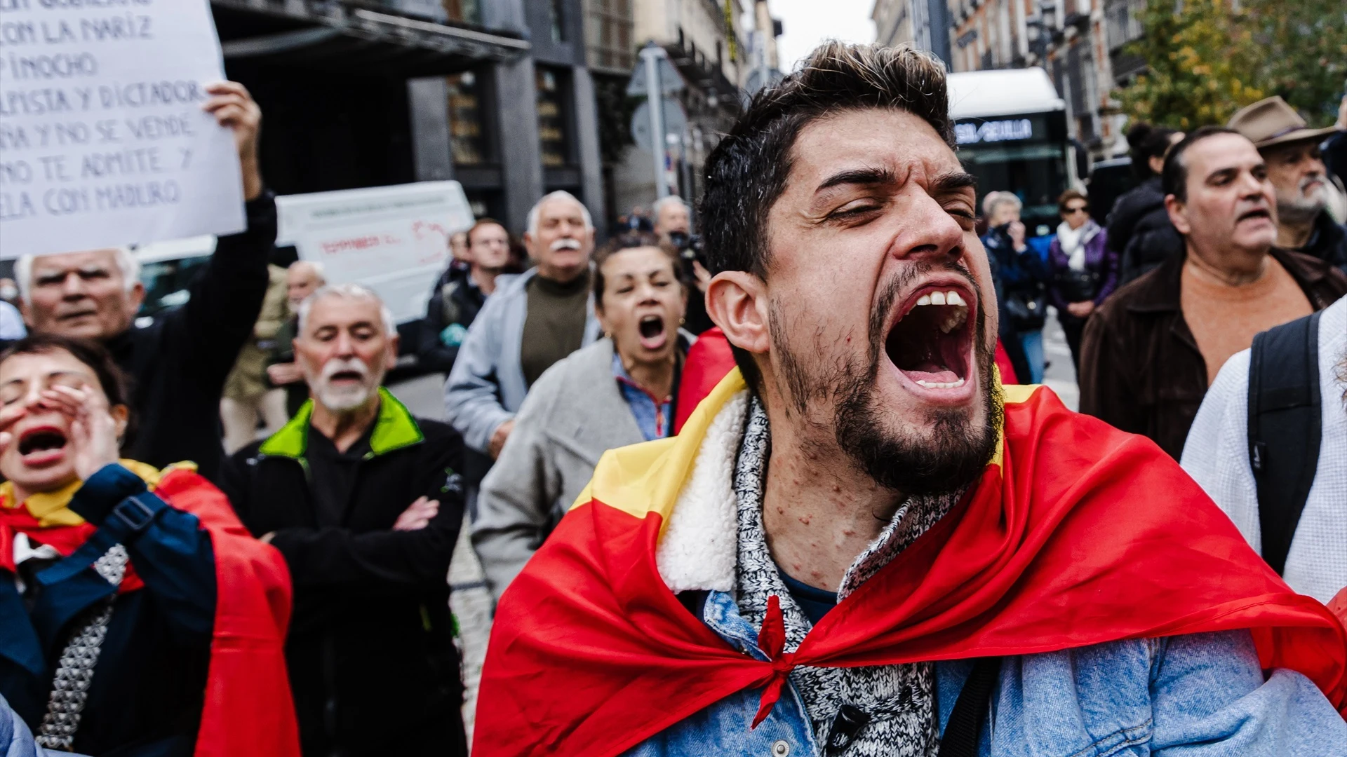 Varias personas durante una concentración contra la investidura de Pedro Sánchez 