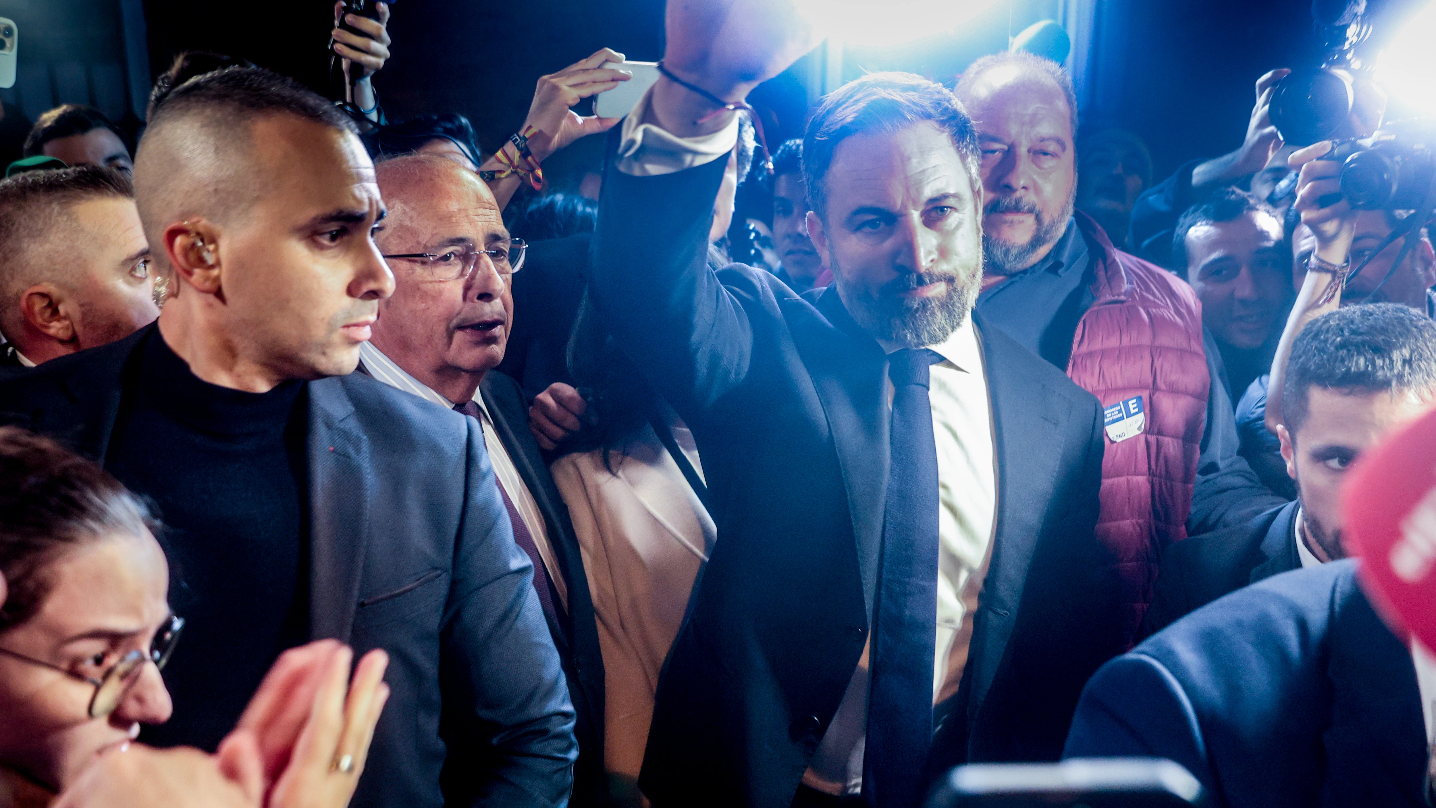 El líder de Vox, Santiago Abascal, saluda a los manifestantes tras abandonar el Congreso en pleno debate de investidura