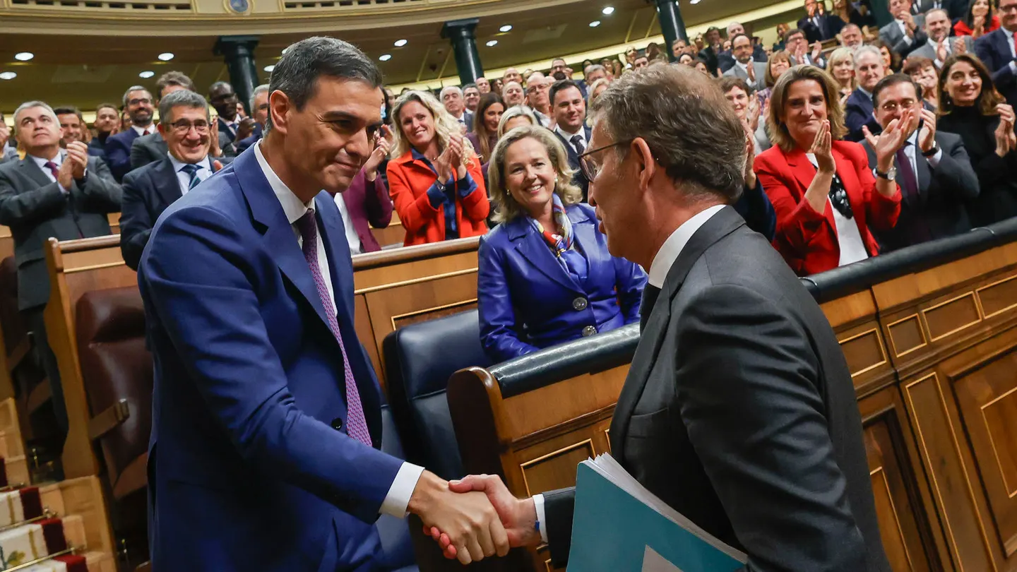 Feijóo ha felicitado a Pedro Sánchez tras conseguir la investidura este jueves en el Congreso de los Diputados. Feijóo ha felicitado a Pedro Sánchez tras conseguir la investidura este jueves en el Congreso de los Diputados.