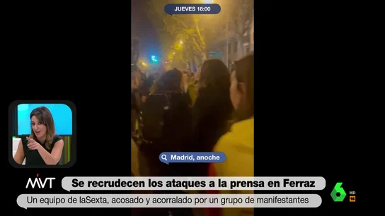 Sara Ramos explica su tenso momento con los manifestantes de Ferraz Sara Ramos recuerda para Más Vale Tarde cómo fue el ataque que sufrió ayer por parte de un grupo de manifestantes frente a la sede del PSOE en Ferraz: "Una señora se agarró a mi abrigo y me la llevé literalmente colgando", explica en este vídeo.
