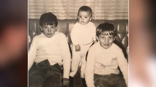 Fotografía de Yolanda Díaz de pequeña con sus dos hermanos mayores Fotografía de Yolanda Díaz de pequeña con sus dos hermanos mayores