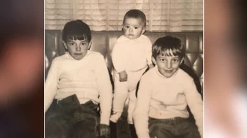 Fotografía de Yolanda Díaz de pequeña con sus dos hermanos mayores
