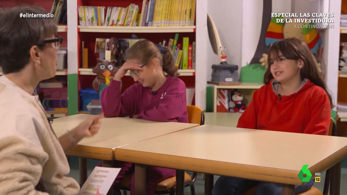 Las extrañas pesadillas con tiburones que una niña desvela a Thais Villas Thais Villas visita un colegio para hablar con los niños sobre el miedo. ¿Cuáles han sido sus peores pesadillas? Cuando están asustados, ¿qué hacen para tranquilizarse? ¿Qué es lo que más temen sus padres? Sus divertidas respuestas, en este vídeo.