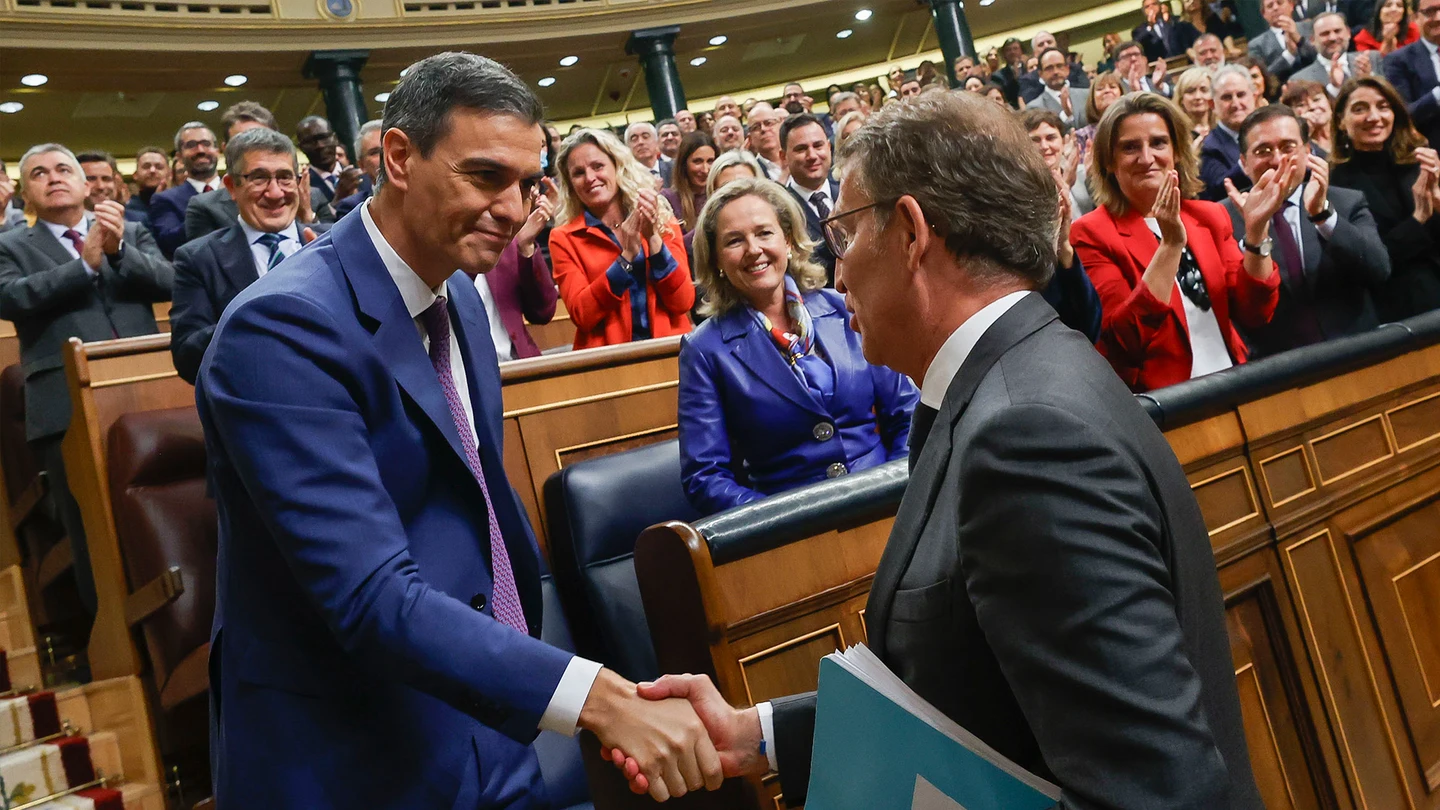 Alberto Núñez Feijóo y Pedro Sánchez Alberto Núñez Feijóo a Pedro Sánchez mientras le estrecha la mano: "Esto es una equivocación"