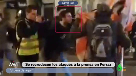 Escupen y acosan a la periodista de laSexta Sara Rincón en la manifestación contra la amnistía en Ferraz Escupen y acosan a la periodista de laSexta Sara Rincón en la manifestación contra la amnistía en Ferraz