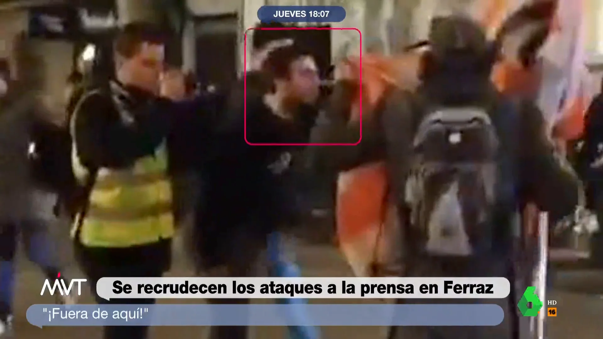 Escupen y acosan a la periodista de laSexta Sara Rincón en la manifestación contra la amnistía en Ferraz