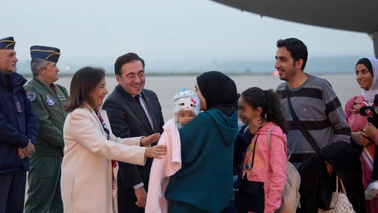 La ministra de Defensa, Margarita Robles, y el ministro de Asuntos Exteriores, José Manuel Albares, reciben a los hispano-palestinos que fueron evacuados de Gaza La ministra de Defensa, Margarita Robles, y el ministro de Asuntos Exteriores, José Manuel Albares, reciben a los hispano-palestinos que fueron evacuados de Gaza