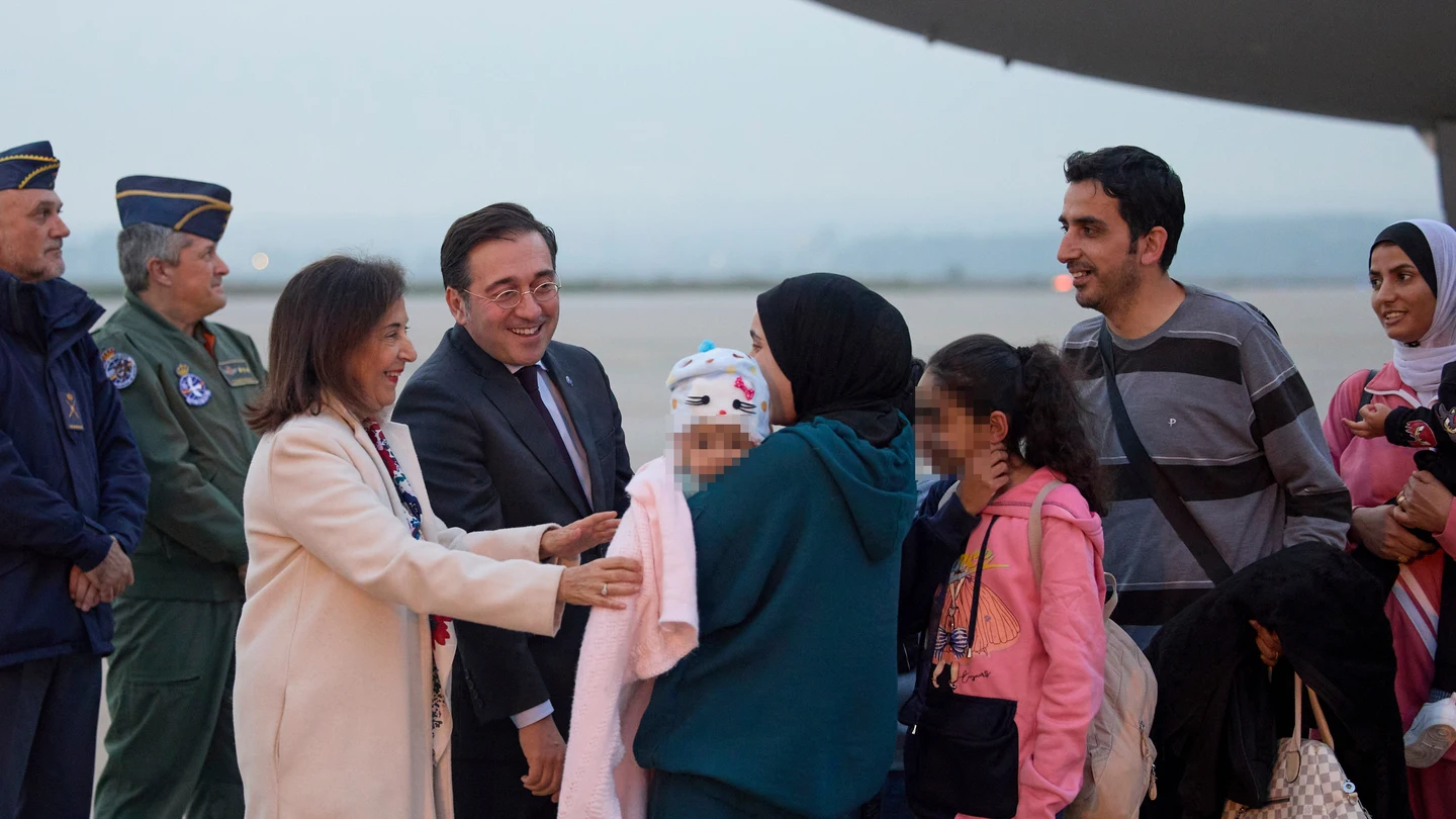 La ministra de Defensa, Margarita Robles, y el ministro de Asuntos Exteriores, José Manuel Albares, reciben a los hispano-palestinos que fueron evacuados de Gaza La ministra de Defensa, Margarita Robles, y el ministro de Asuntos Exteriores, José Manuel Albares, reciben a los hispano-palestinos que fueron evacuados de Gaza