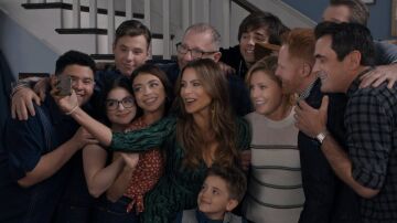 El reparto al completo de 'Modern Family' en una de las escenas del final de la serie.