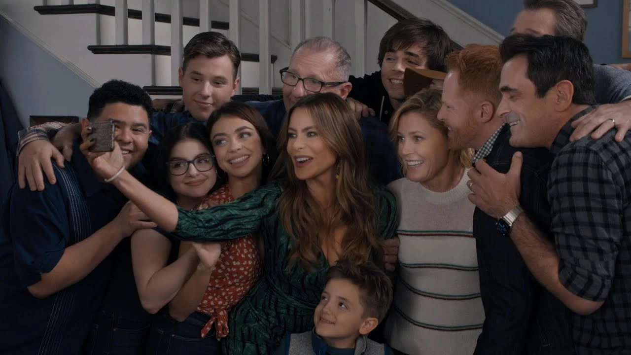 El reparto al completo de 'Modern Family' en una de las escenas del final de la serie.