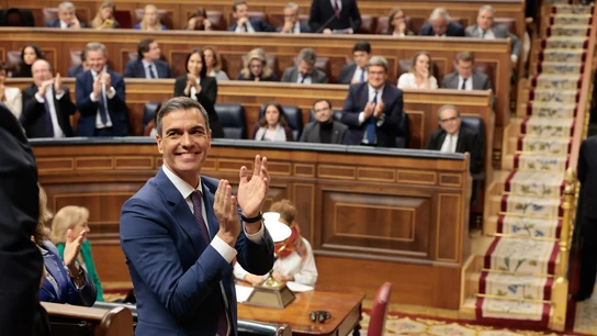 Pedro Sánchez recibe el aplauso de la bancada socialista Pedro Sánchez recibe el aplauso de la bancada socialista