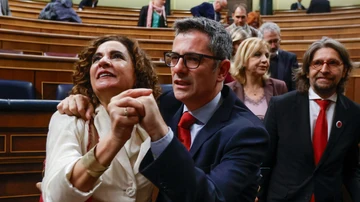 María Jesús Montero y Félix Bolaños celebran entre lágrimas el triunfo de Sánchez