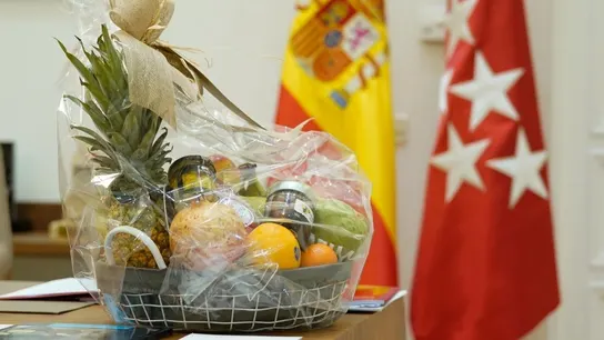Ayuso recibe cestas de fruta a su nombre en la sede del Gobierno madrileño tras la polémica por llamar "hijo de puta" a Sánchez Ayuso recibe cestas de fruta a su nombre en la sede del Gobierno madrileño tras la polémica por llamar "hijo de puta" a Sánchez