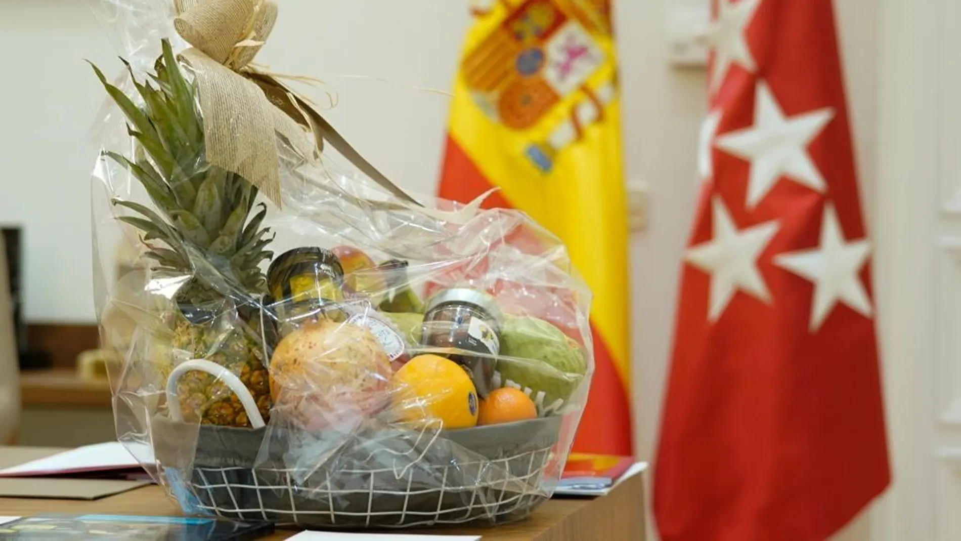 Ayuso recibe cestas de fruta a su nombre en la sede del Gobierno madrileño tras la polémica por llamar &quot;hijo de puta&quot; a Sánchez