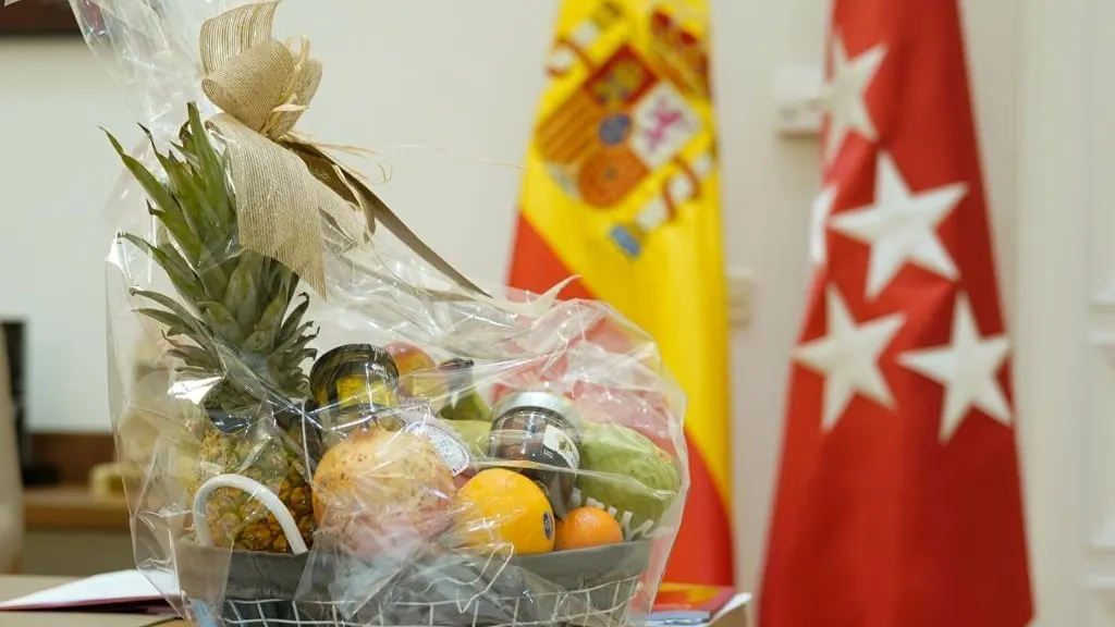 Ayuso recibe cestas de fruta a su nombre en la sede del Gobierno madrileño tras la polémica por llamar "hijo de puta" a Sánchez