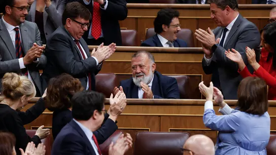 El grupo socialista ovaciona a Herminio Sancho, el diputado del PSOE agredido cerca del Congreso El grupo socialista ovaciona a Herminio Sancho, el diputado del PSOE agredido cerca del Congreso