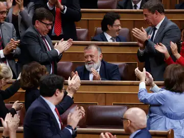 El grupo socialista ovaciona a Herminio Sancho, el diputado del PSOE agredido cerca del Congreso