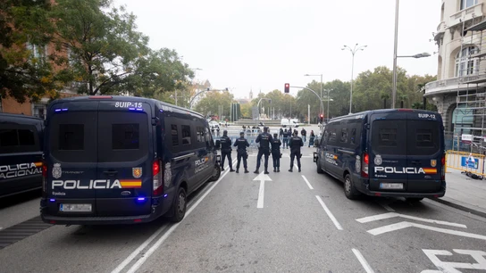 Vehículos y agentes de Policía Nacional en uno de los accesos al Congreso de los Diputados por la plaza Cánovas del Castillo, antes de comenzar el debate de investidura. Vehículos y agentes de Policía Nacional en uno de los accesos al Congreso de los Diputados por la plaza Cánovas del Castillo, antes de comenzar el debate de investidura.