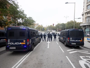 Vehículos y agentes de Policía Nacional en uno de los accesos al Congreso de los Diputados por la plaza Cánovas del Castillo, antes de comenzar el debate de investidura.