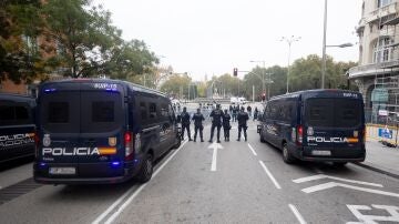Vehículos y agentes de Policía Nacional en uno de los accesos al Congreso de los Diputados por la plaza Cánovas del Castillo, antes de comenzar el debate de investidura.