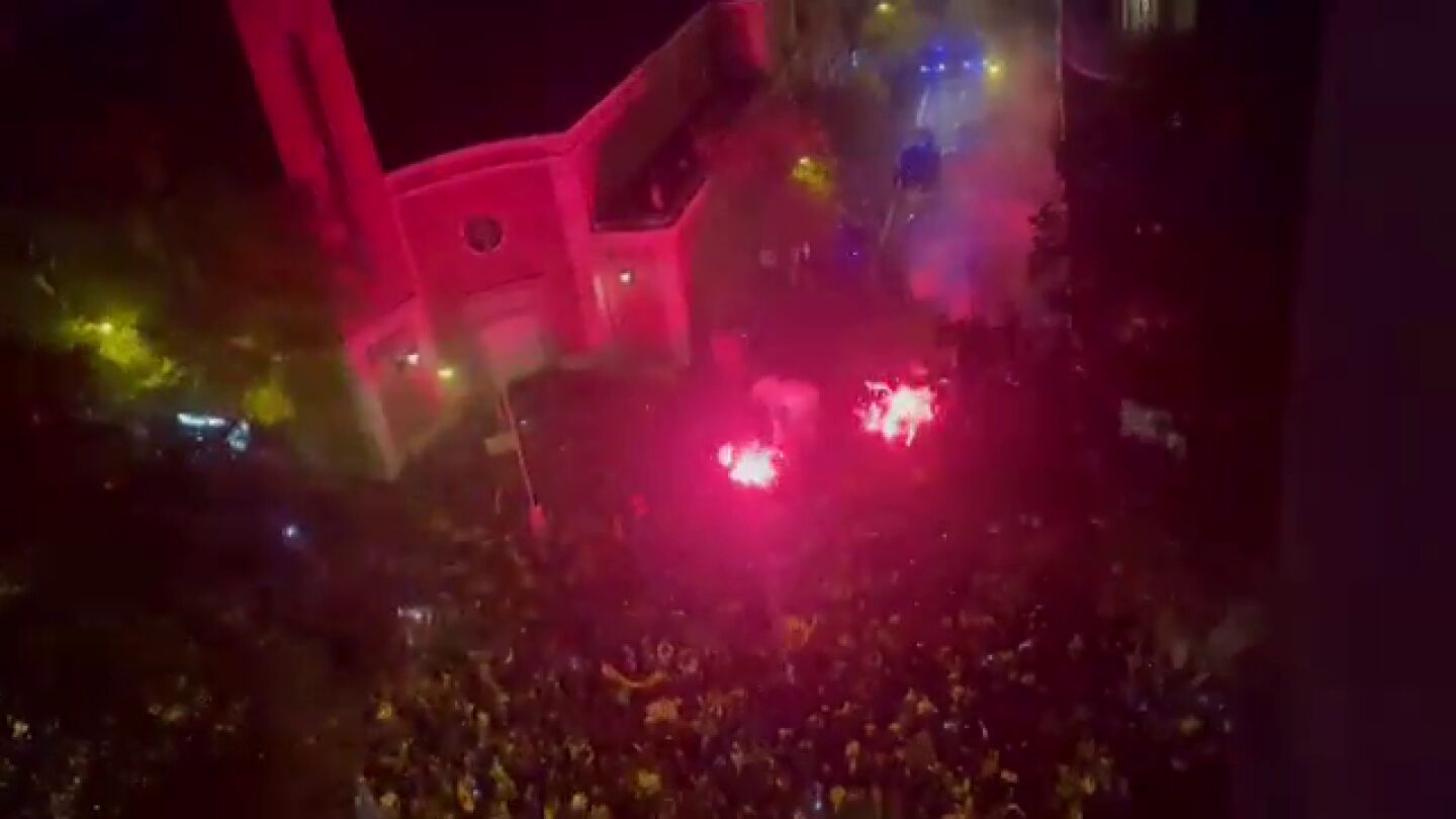 Bengalas y lanzamiento de objetos en Ferraz