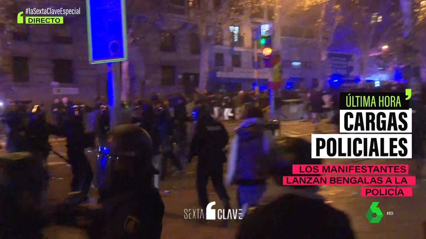 Fuertes cargas policiales y lanzamiento de petardos en la primera noche de protestas tras la investidura de Pedro S&aacute;nchez 