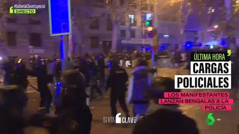Fuertes cargas policiales y lanzamiento de petardos en la primera noche de protestas tras la investidura de Pedro Sánchez 